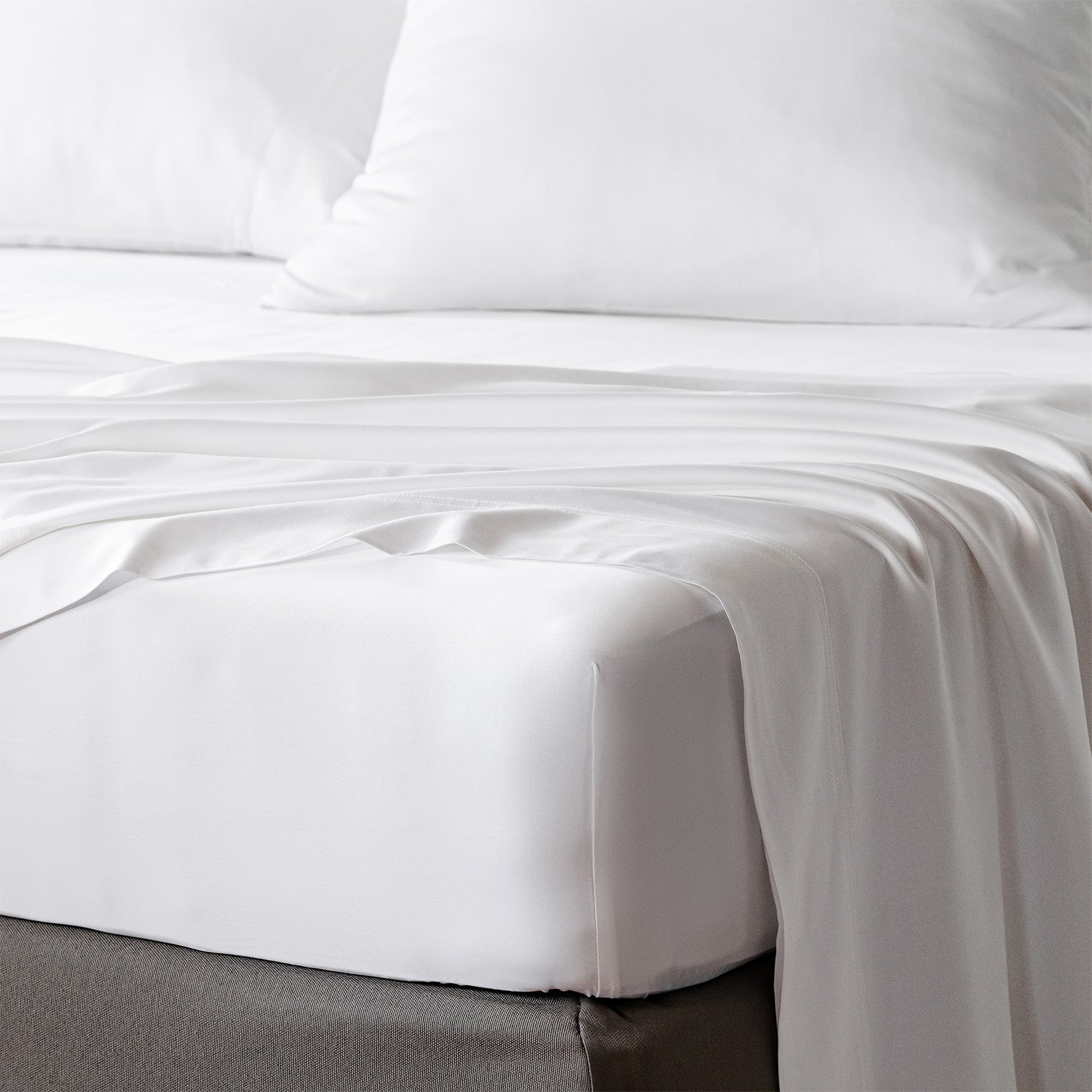 bambaw-cozy-bamboo-fitted-sheets-white-texture-lifestyle